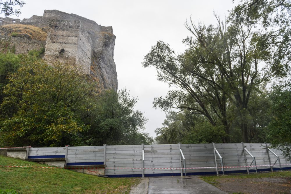 Protipovodňové bariéry pod hradom Devín v Bratislave