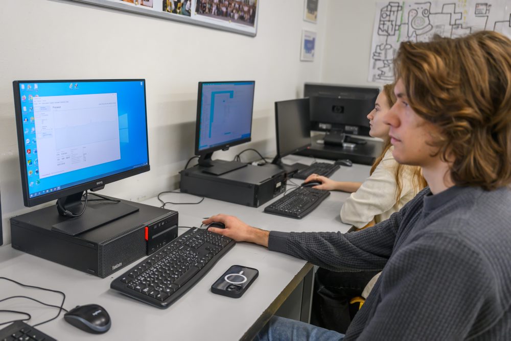 Minister školstva Tomáš Drucker odovzdal prvú techniku v rámci programu DigiEDU a predstavil cielenú podporu pre školy na prácu s technikou a novými programami  