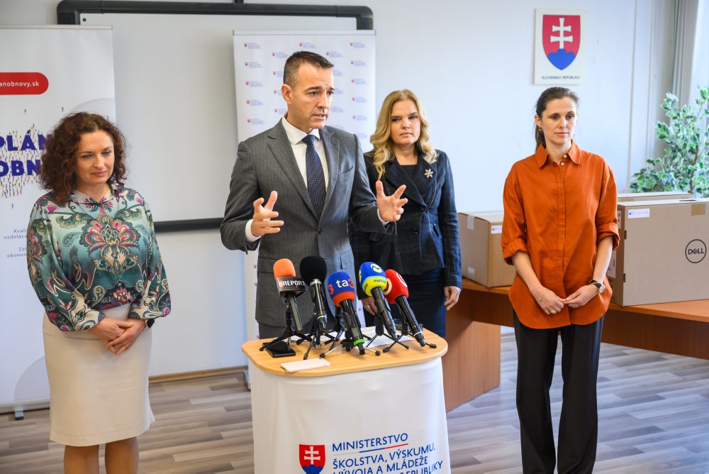 Minister školstva Tomáš Drucker odovzdal prvú techniku v rámci programu DigiEDU a predstavil cielenú podporu pre školy na prácu s technikou a novými programami  