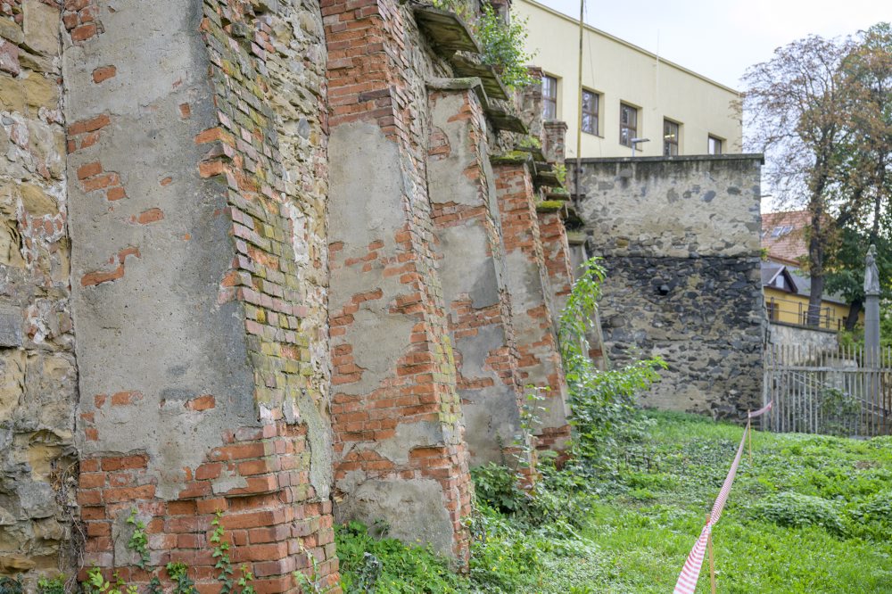 Zachovalý hradný múr pod Kmeťovým stromoradím v Prešove