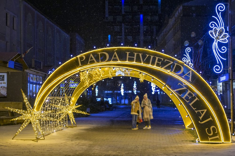 Vianočná výzboba na Námestí svätého Egídia v Poprade