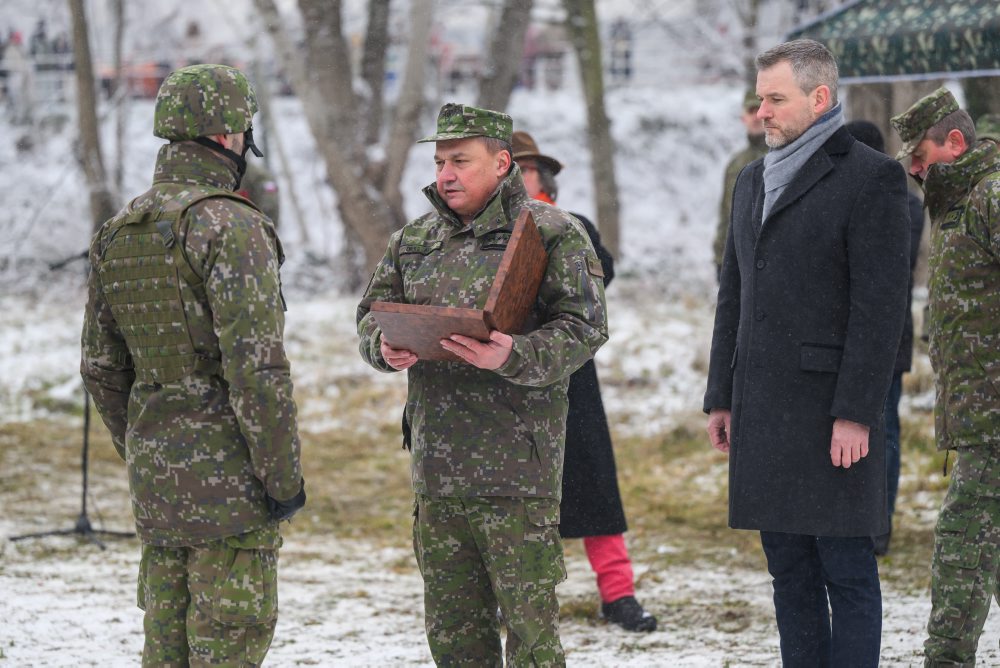 Vznik SR si vojaci pripomenuli vypálením 21 delostreleckých sálv