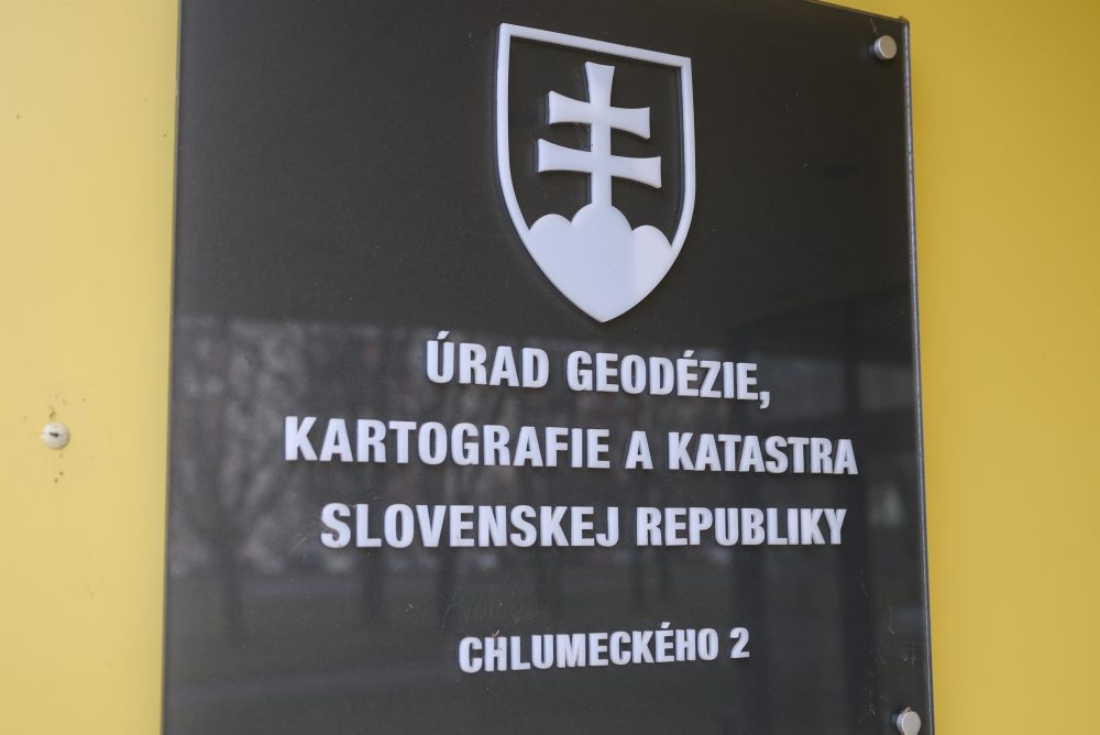 Logo na budove Úradu geodézie, kartografie a katastra SR v Bratislave 