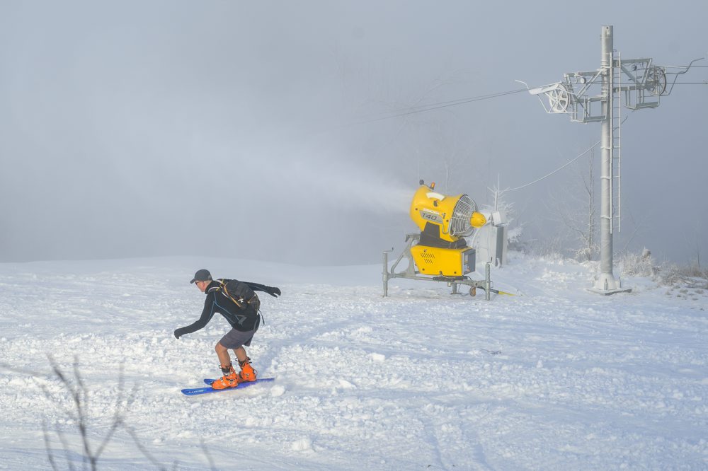 Zasnežovanie lyžiarskeho strediska Ski Lysá v pohorí Čergov 