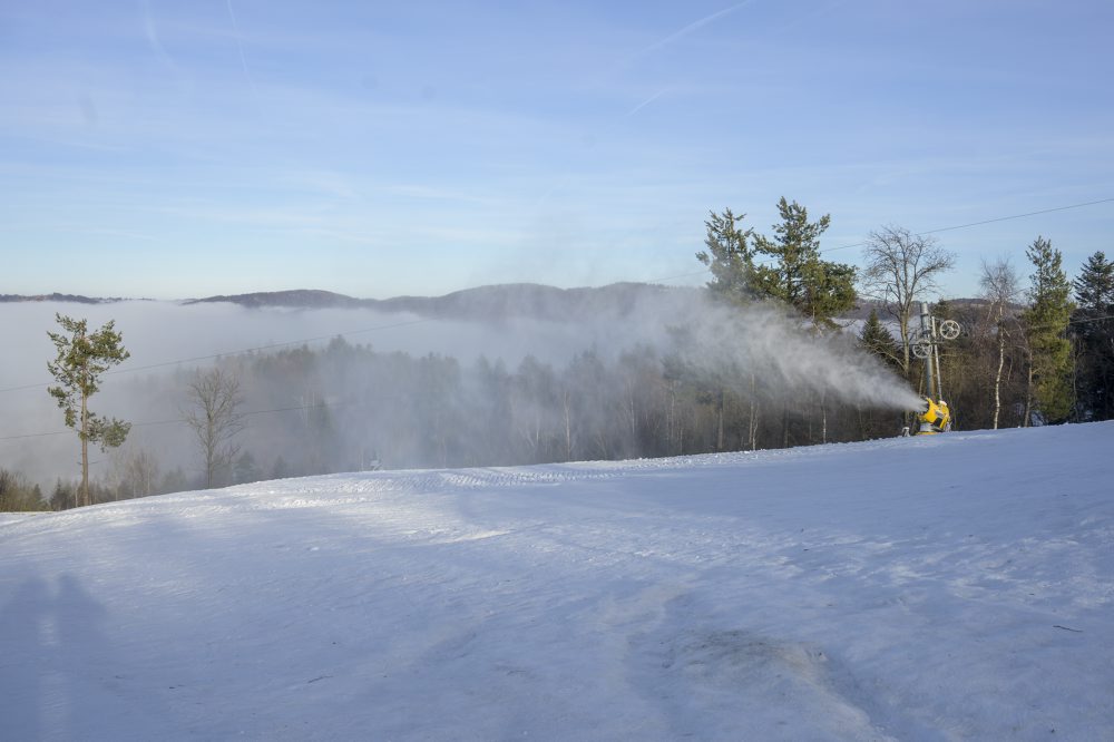 Zasnežovanie lyžiarskeho strediska Ski Lysá v pohorí Čergov 