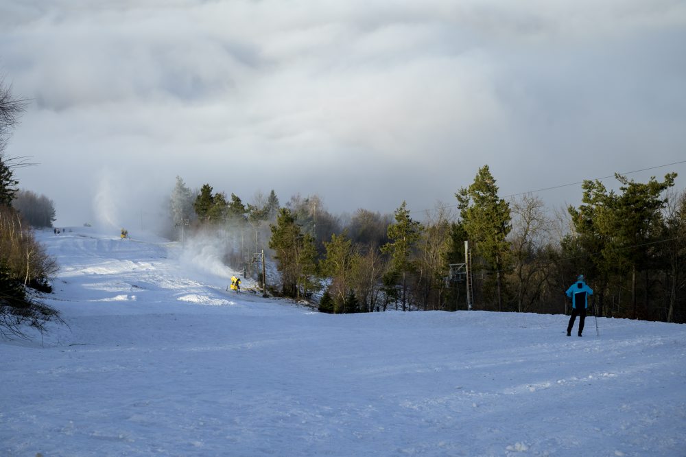 Zasnežovanie lyžiarskeho strediska Ski Lysá v pohorí Čergov 