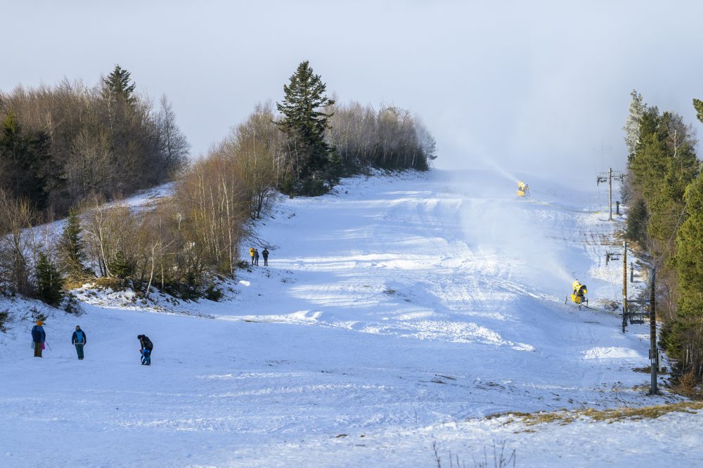 Zasnežovanie lyžiarskeho strediska Ski Lysá v pohorí Čergov 