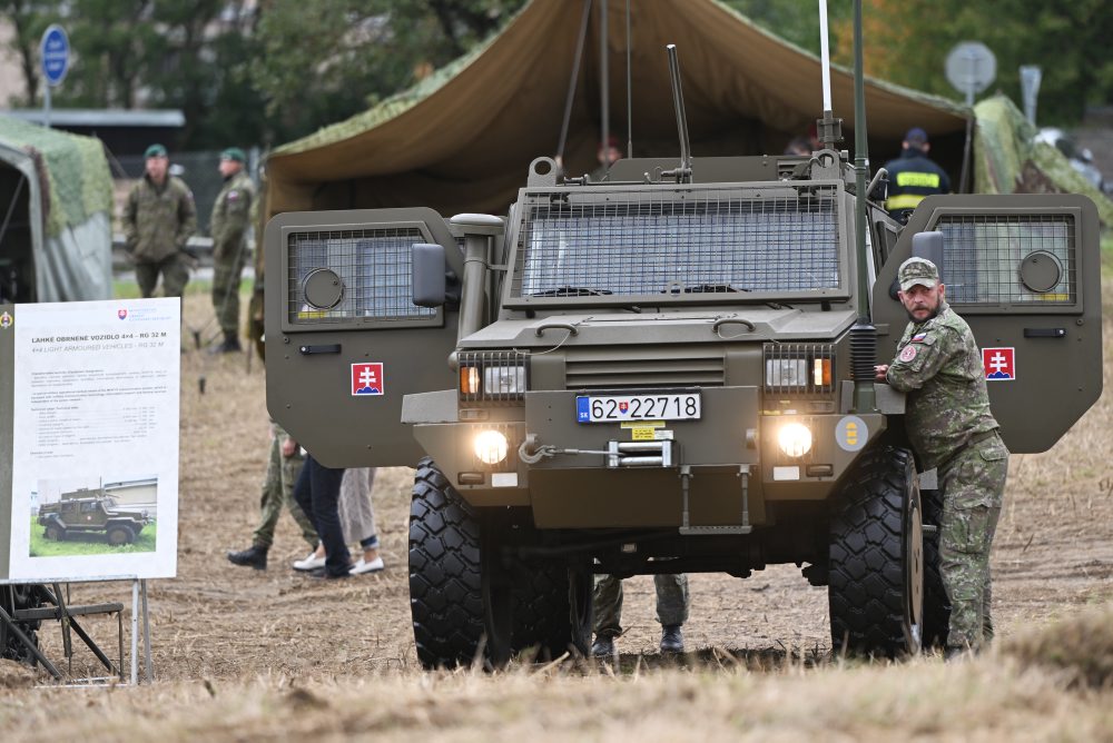 Oslavy Dňa ozbrojených síl v Brezovej pod Bradlom