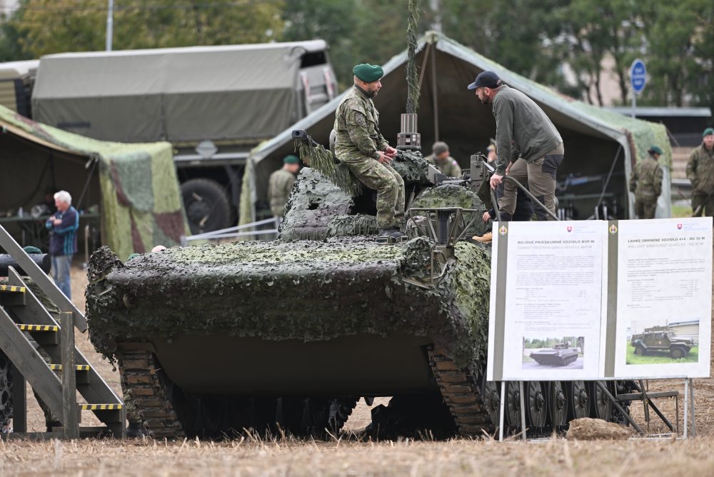 Oslavy Dňa ozbrojených síl v Brezovej pod Bradlom