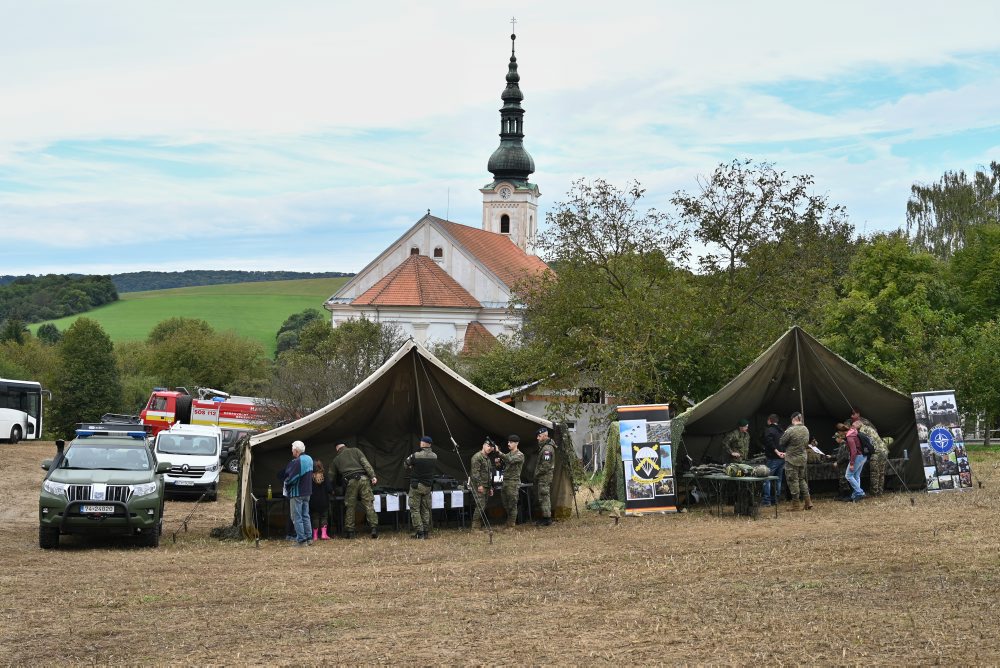 Oslavy Dňa ozbrojených síl v Brezovej pod Bradlom