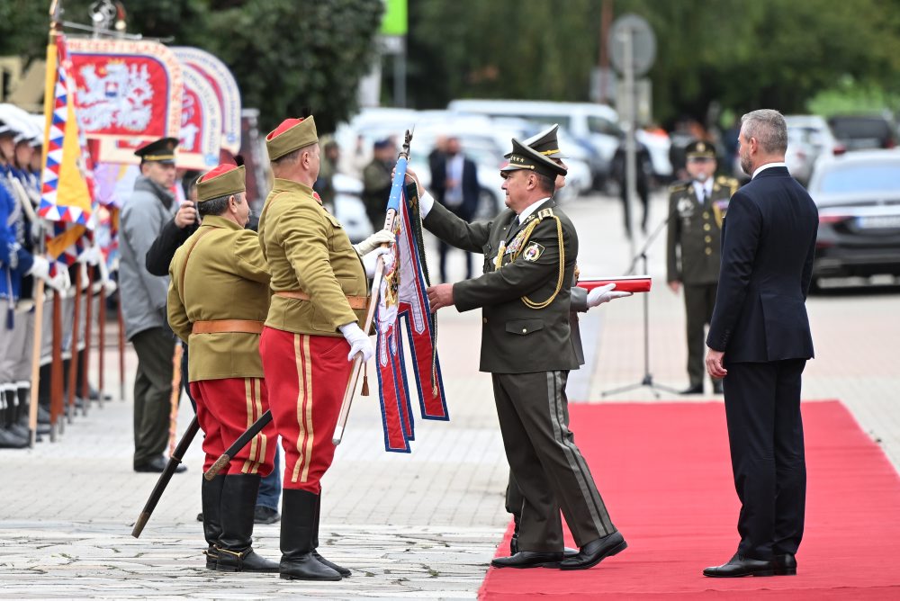 Oslavy Dňa ozbrojených síl v Brezovej pod Bradlom