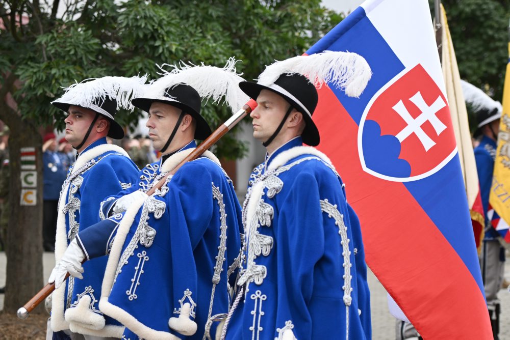 Oslavy Dňa ozbrojených síl v Brezovej pod Bradlom