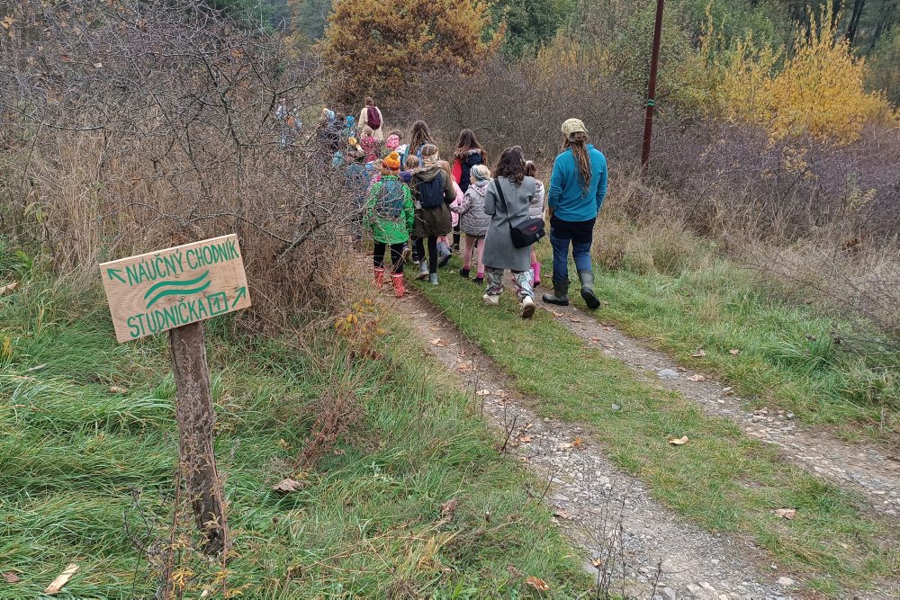 V Zaježovej je náučný chodník s tradičnými kamennými studničkami