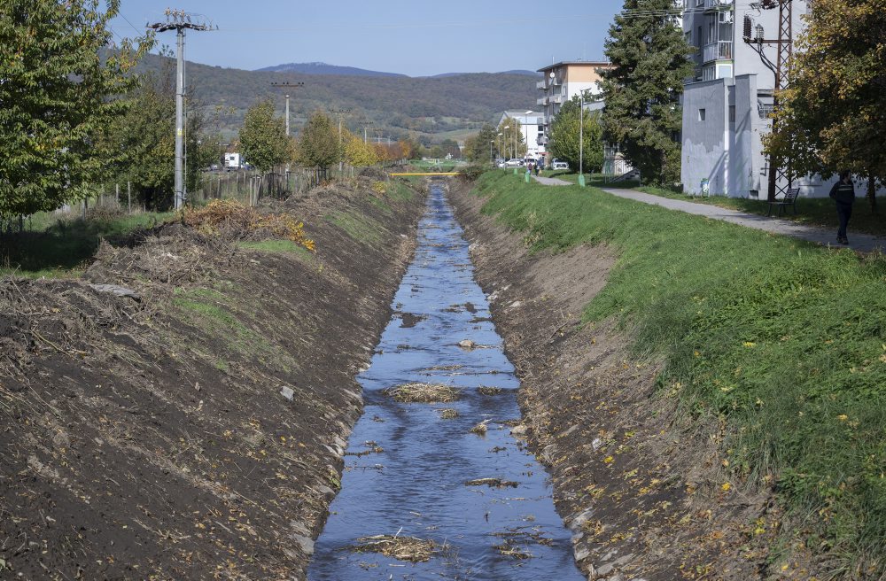 Čistiace práce potoka Blatina v Pezinku 