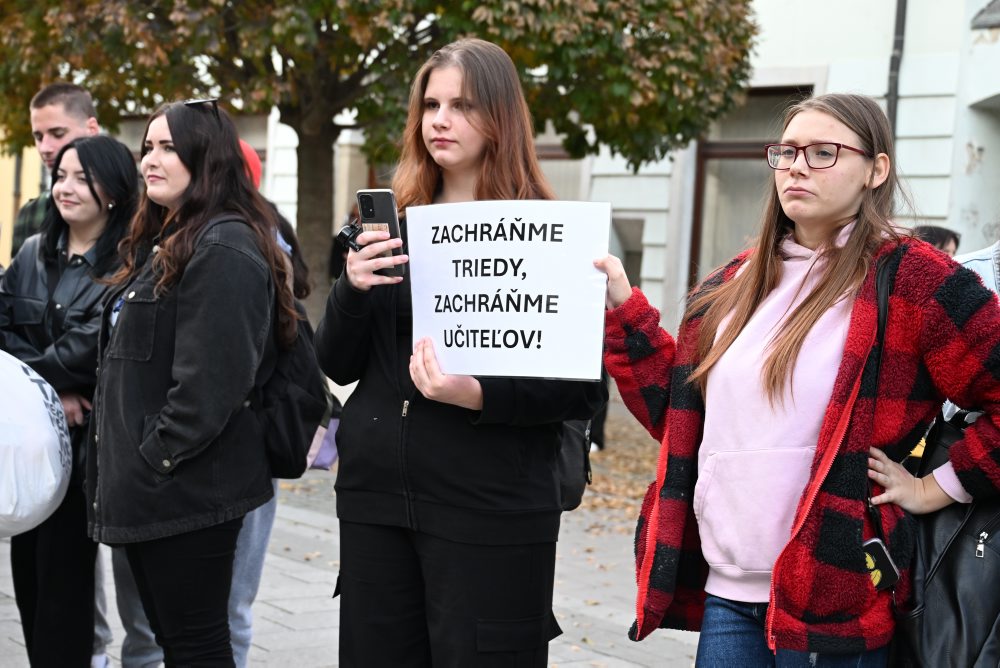 Študenti končiacej súkromnej SOŠ v Trnave protestujú proti zatvoreniu ich školy 