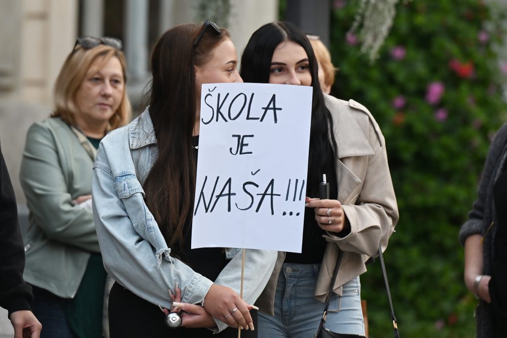 Študenti končiacej súkromnej SOŠ v Trnave protestujú proti zatvoreniu ich školy 