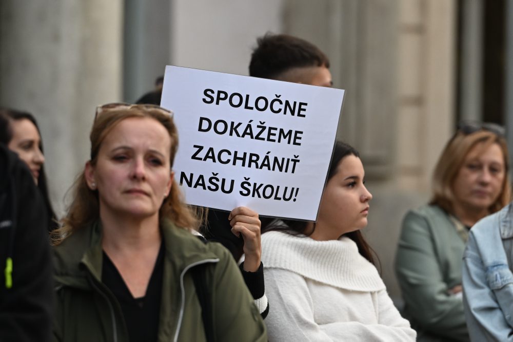 Študenti končiacej súkromnej SOŠ v Trnave protestujú proti zatvoreniu ich školy 