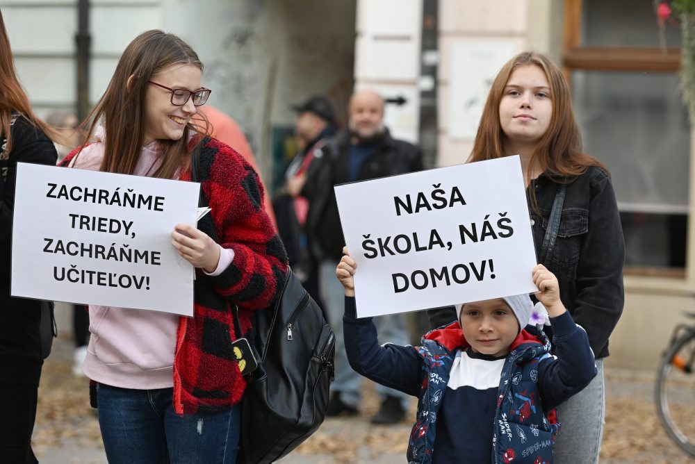 Študenti končiacej súkromnej SOŠ v Trnave protestujú proti zatvoreniu ich školy 