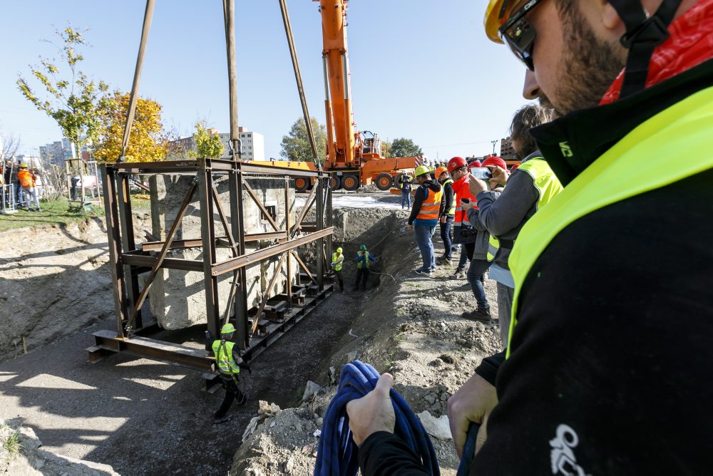 Presúvanie protitankovej steny na trati električky v Petržalke