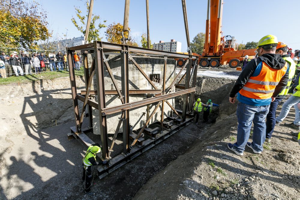 Presúvanie protitankovej steny na trati električky v Petržalke