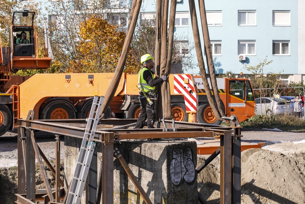 Presúvanie protitankovej steny na trati električky v Petržalke