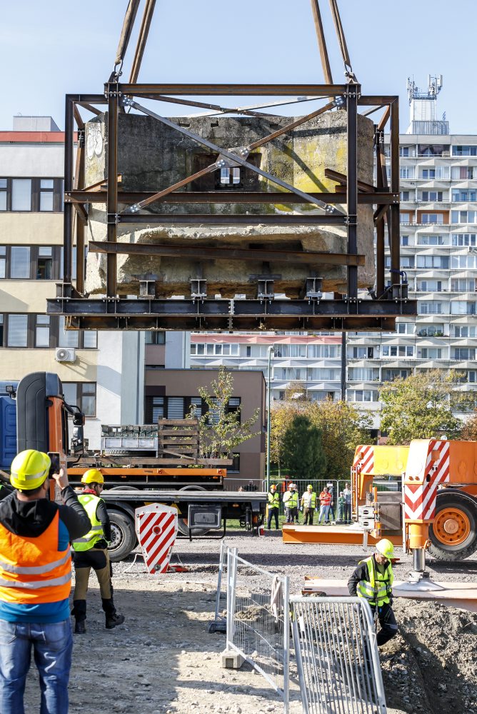 Presúvanie protitankovej steny na trati električky v Petržalke