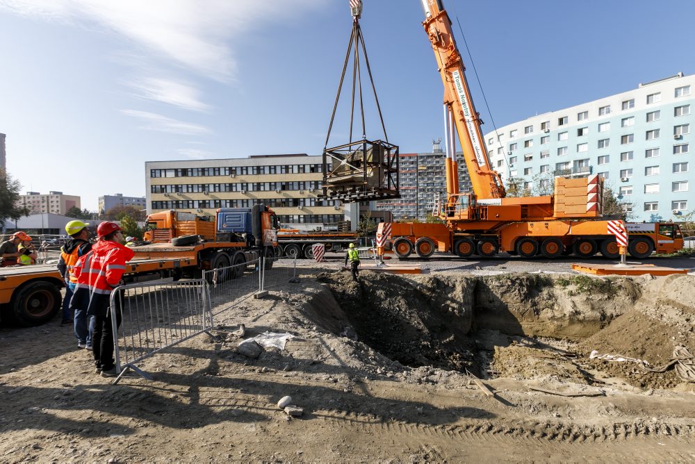 Presúvanie protitankovej steny na trati električky v Petržalke