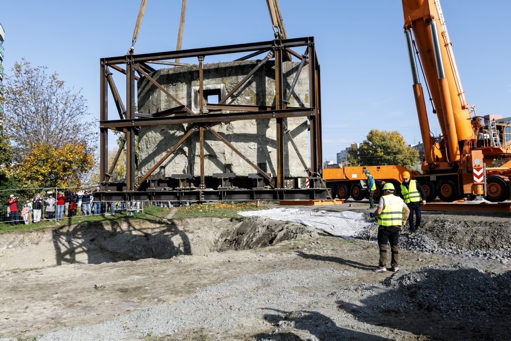 Presúvanie protitankovej steny na trati električky v Petržalke