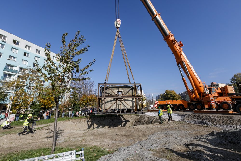 Presúvanie protitankovej steny na trati električky v Petržalke