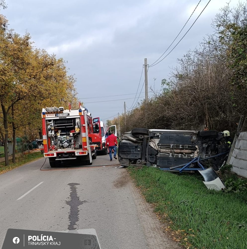 Polícia vyšetruje nehodu v Čiližskej Radvani, pri ktorej zomrel 66-ročný vodič