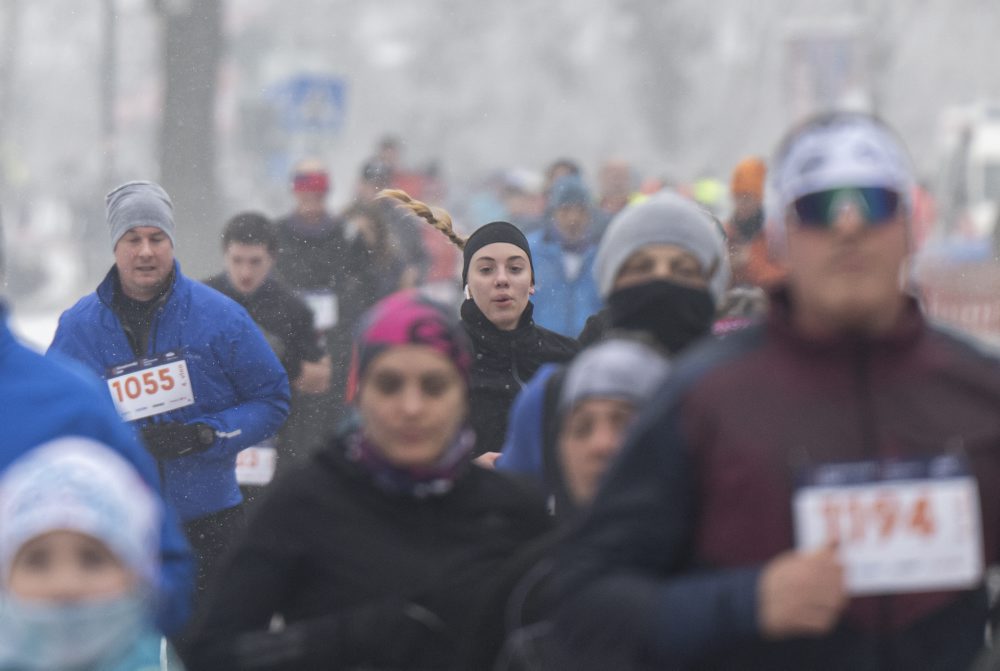 Súťažiaci bežci 33. ročníka Silvestrovského behu cez bratislaveské mosty 