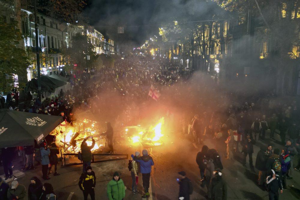 Masový protest pred parlamentom v Gruzínskou