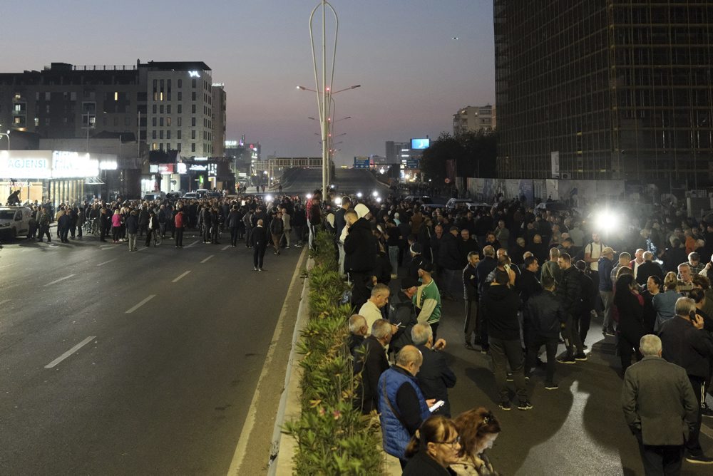 Albánski opoziční demonštranti zablokovali cesty a žiadali vymenovanie úradníckej vlády