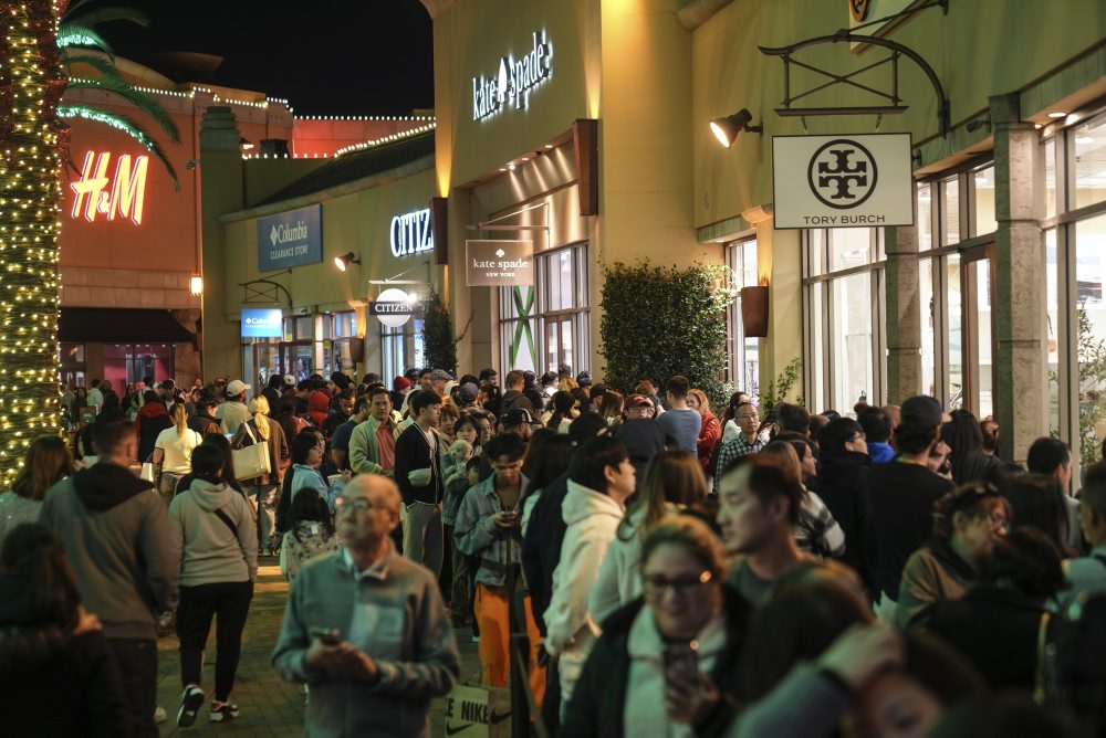 Nakupovanie počas výpredajov Black Friday na Deň vďakyvzdania v Spojených štátoch