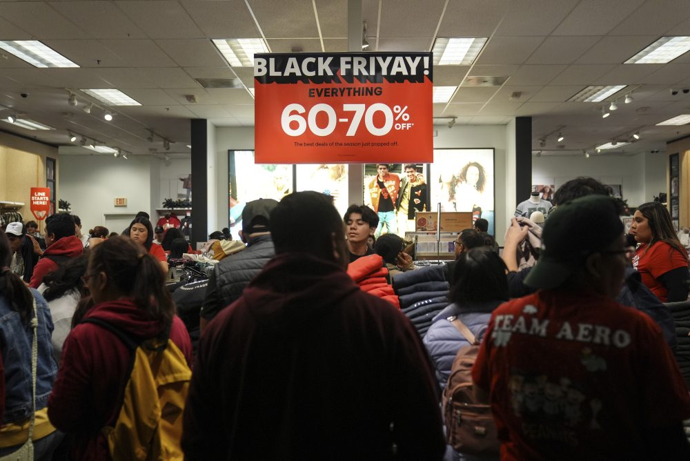 Nakupovanie počas výpredajov Black Friday na Deň vďakyvzdania v Spojených štátoch