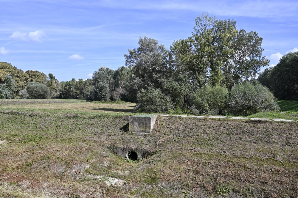 Suchý polder na ochranu pred povodňami na hrádzi rieky Bodrog pri obci Borša