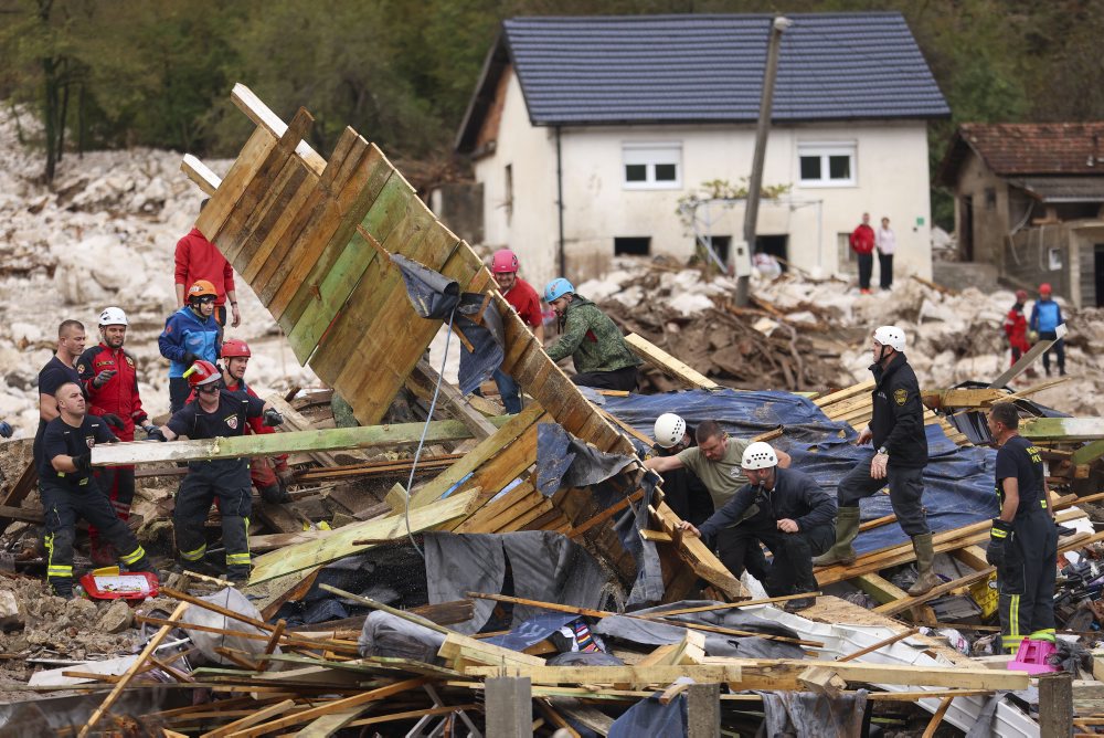 Najmenej 21 ľudí zahynulo v Bosne v dôsledku záplav, ďalší sú nezvestní