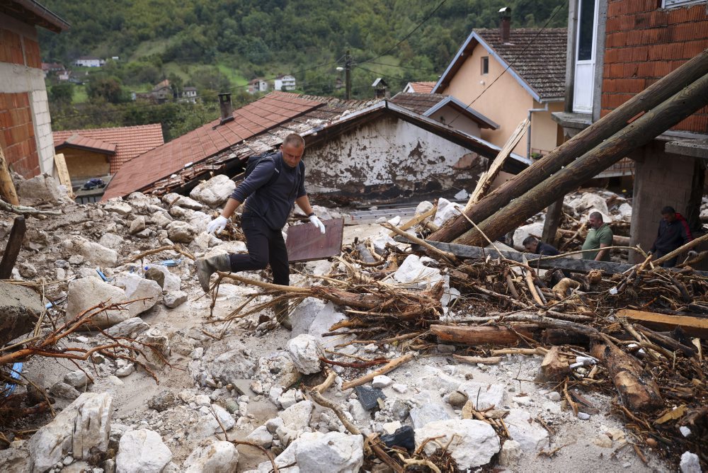 Najmenej 21 ľudí zahynulo v Bosne v dôsledku záplav, ďalší sú nezvestní