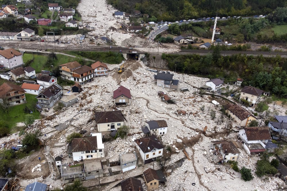 Najmenej 21 ľudí zahynulo v Bosne v dôsledku záplav, ďalší sú nezvestní