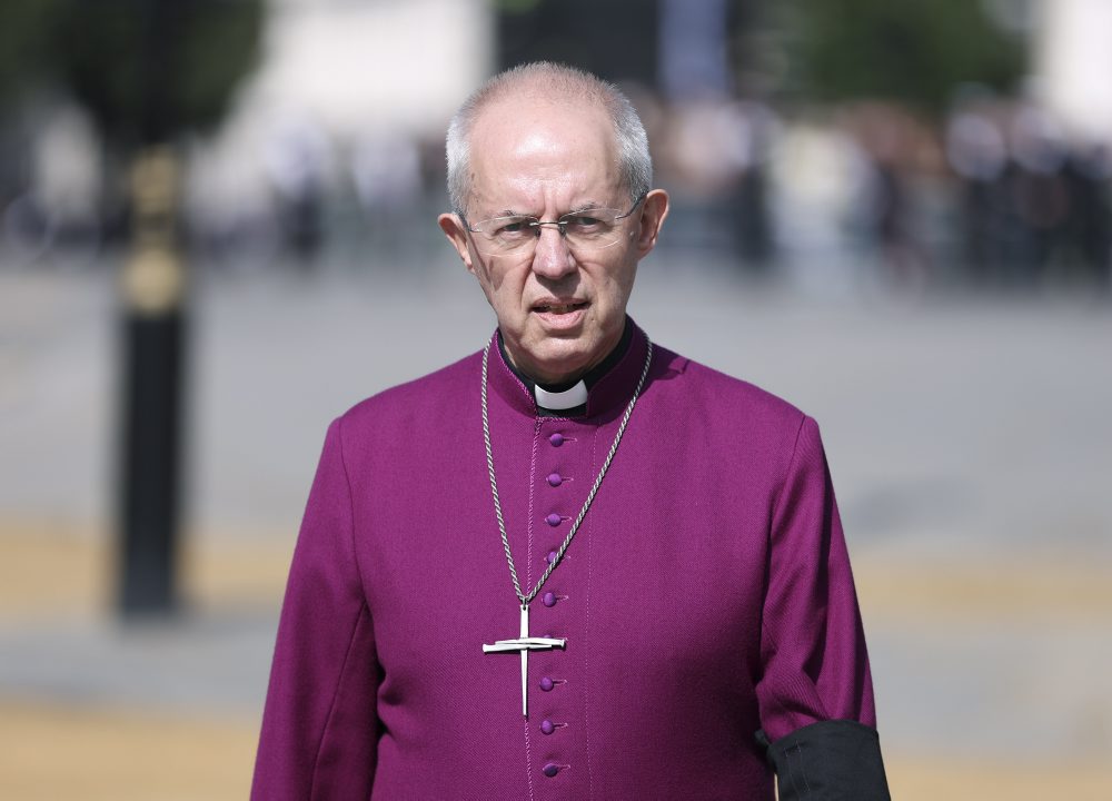 Pre kauzu sexuálneho zneužívania v tábore odstúpil canterburský arcibiskup Welby