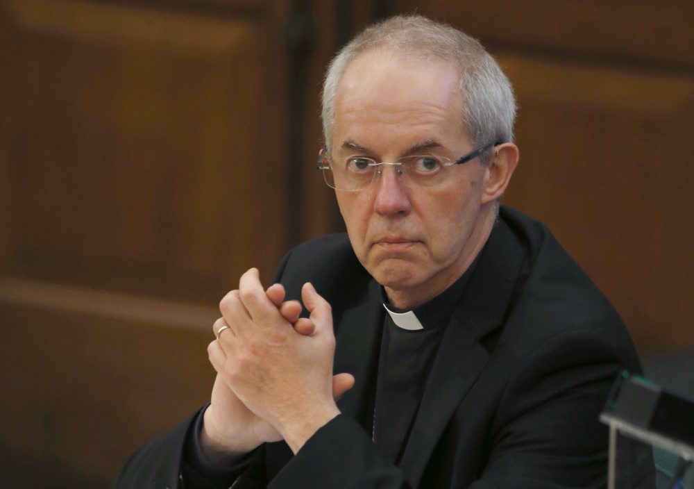 Pre kauzu sexuálneho zneužívania v tábore odstúpil canterburský arcibiskup Welby