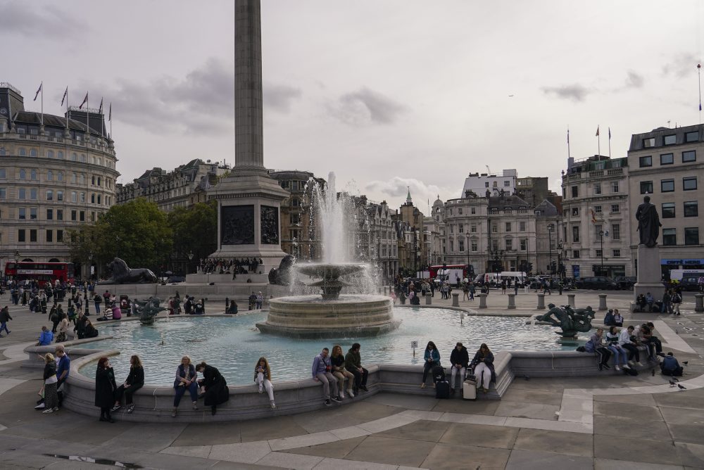 Denný život na námestí Trafalgar Square v Londýne 