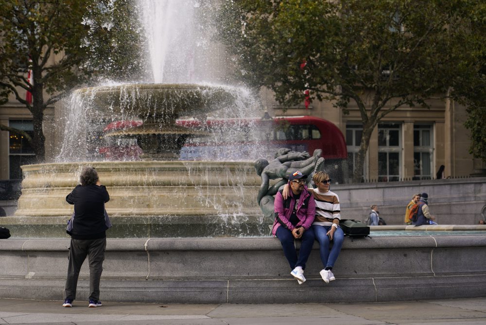 Denný život na námestí Trafalgar Square v Londýne 