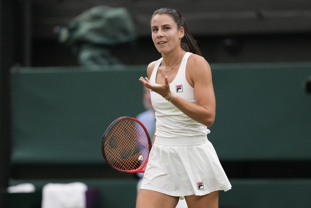 Američanka Emma Navarrová vyradila v 2. kole dvojhry na grandslame vo Wimbledone Osakovú