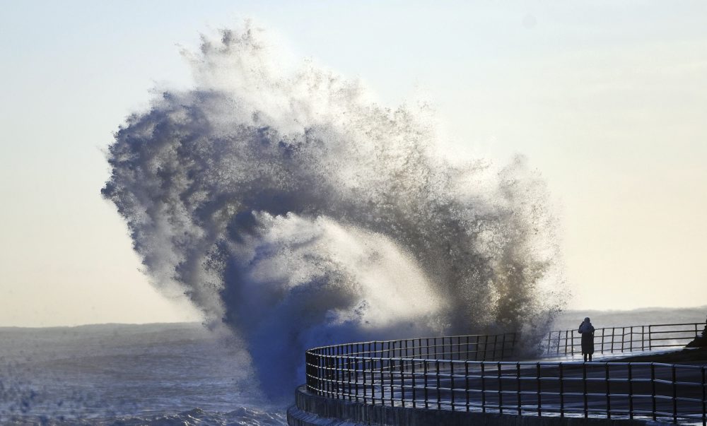 Vlny narážajú na pobrežie v zálive Whitley Bay