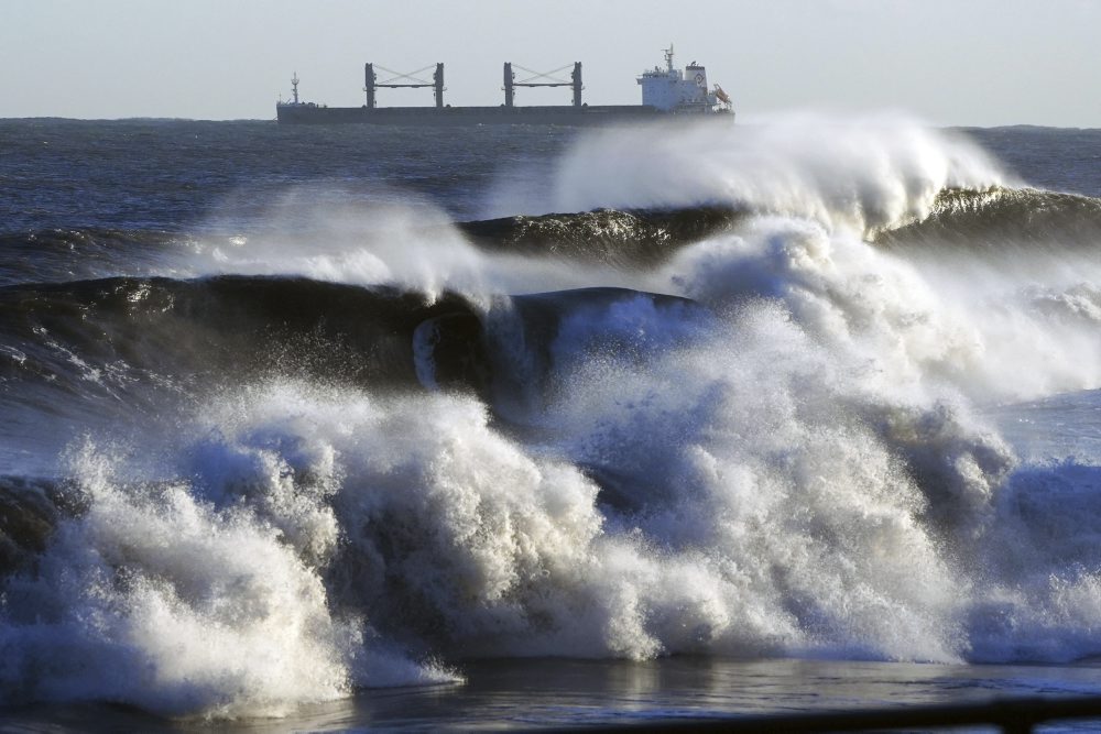 Vlny narážajú na pobrežie v zálive Whitley Bay