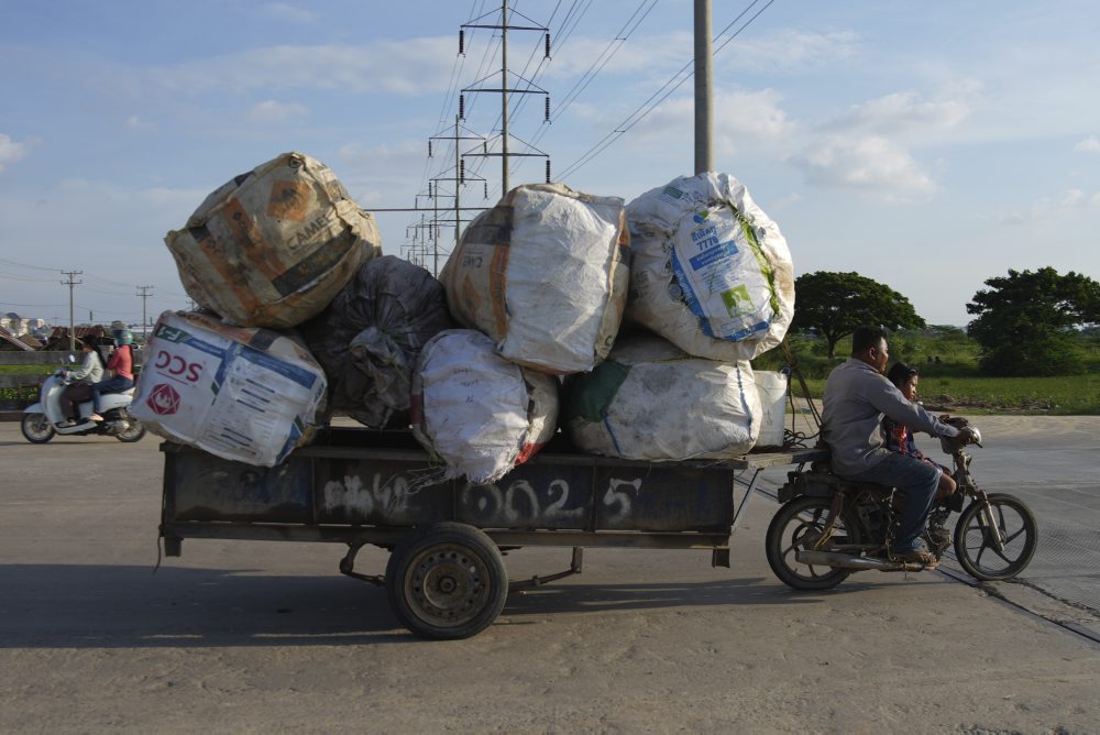 muž so synom na motorke s károu v Kambodži