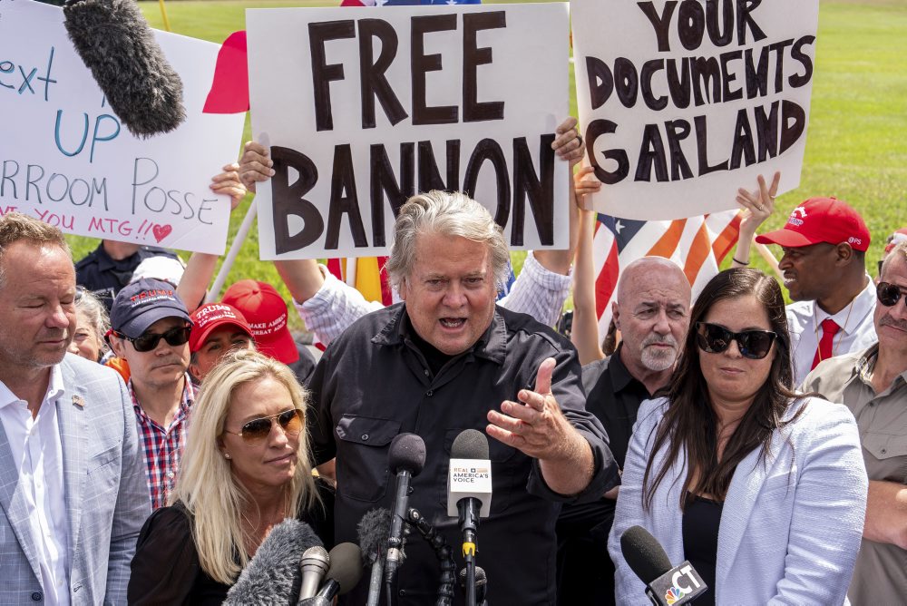 Bývalý Trumpov poradca Steve Bannon nastúpil na výkon trestu