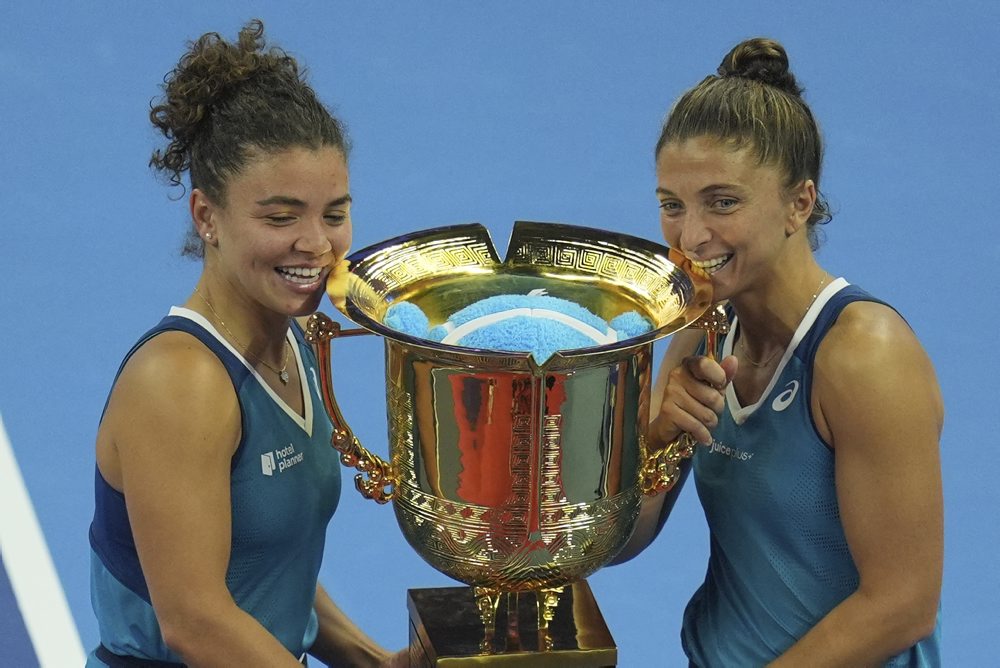 Talianky Jasmine Paoliniová a Sara Erraniová zvíťazili vo finále štvorhry na turnaji WTA v Pekingu 