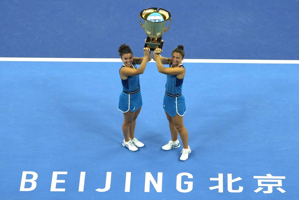 Talianky Jasmine Paoliniová a Sara Erraniová zvíťazili vo finále štvorhry na turnaji WTA v Pekingu 